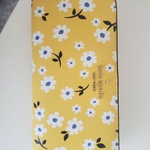 kate spade ♠️ Large slim bifold darcy fleurtt bag